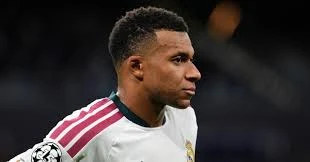 كيليان مبابي يُشعل الأجواء: تهديد صريح يضع كريم بنزيما في مرمى النيران