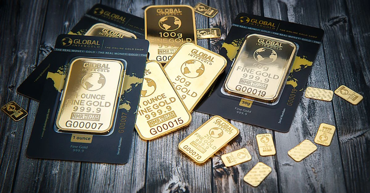 الذهب يقفز بأكثر من 1%.. هل تتأثر الأسواق المحلية بتراجع الدولار وتضخم الأسعار؟